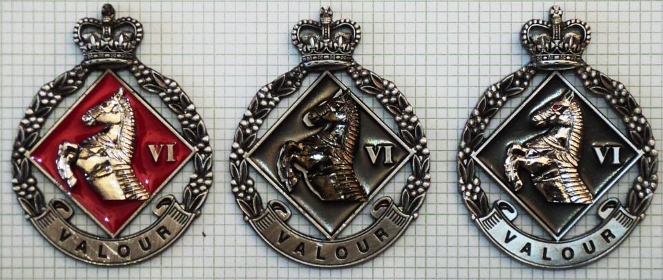 CB 249 6th Aviation Regiment hat, badge variant comarison obverse