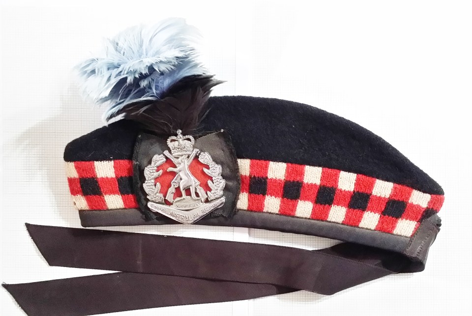 5th 7th RAR Band Badge with blue and black hackle v2